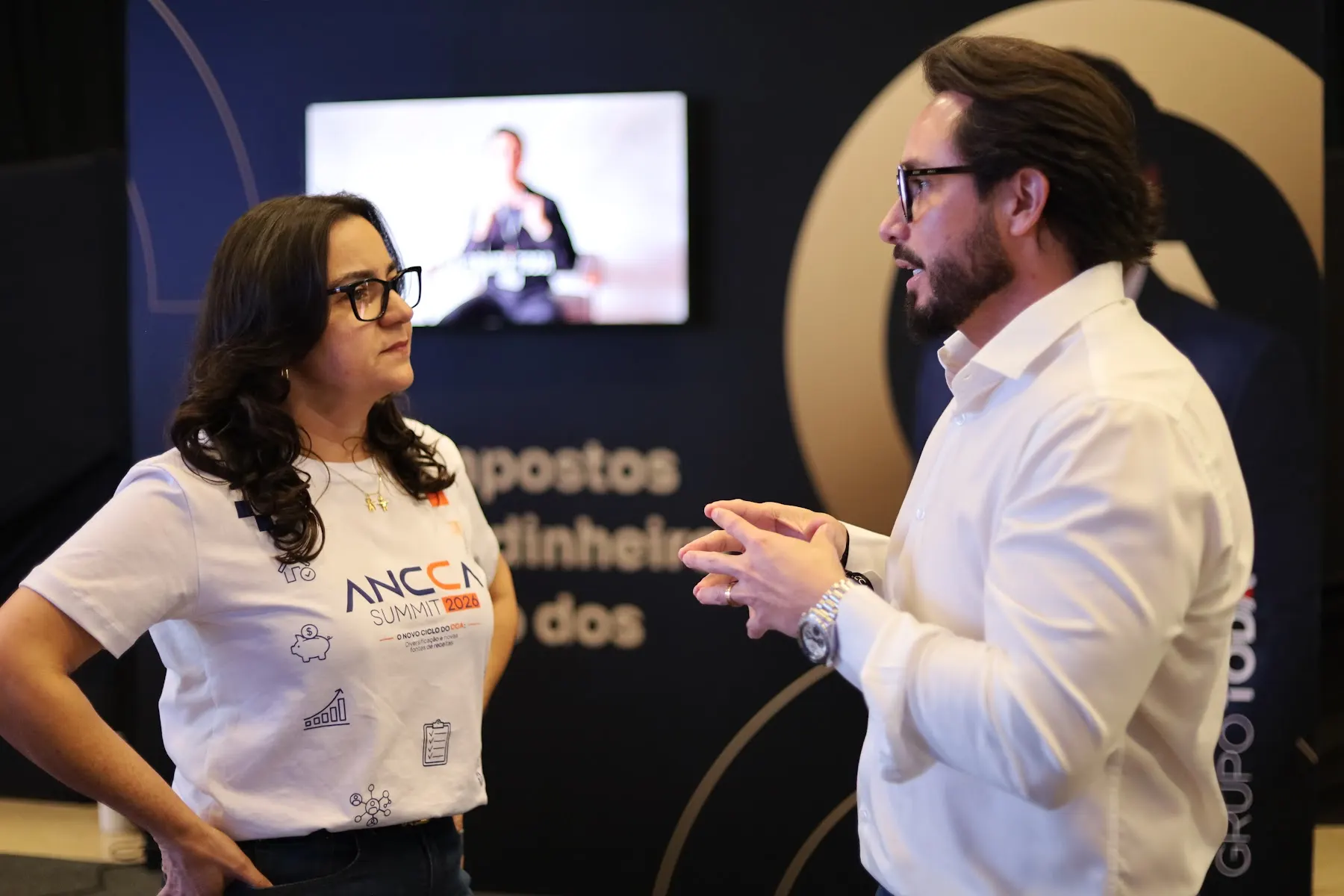 Kleber Toda conversa com uma participante no espaço do Grupo TODA