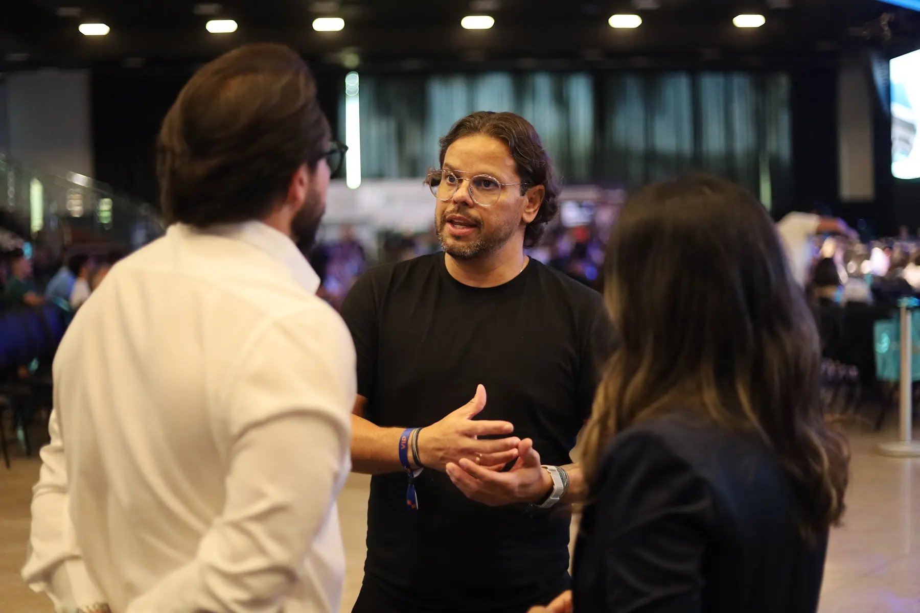 Kleber Toda conversa com participantes em um evento