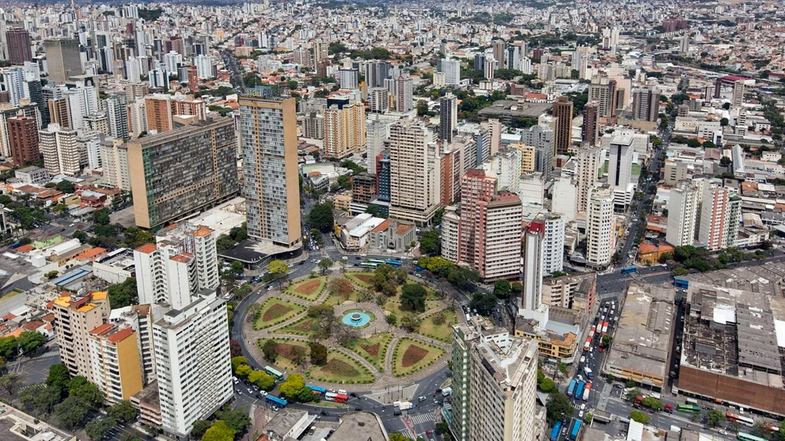 Horizonte urbano de Belo Horizonte visto de uma área elevada