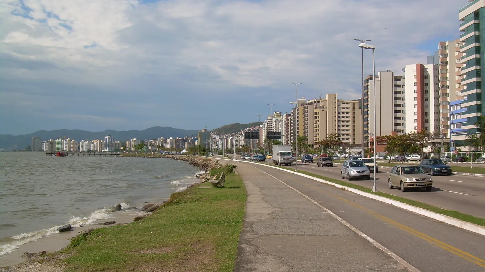 Vista da Beira-Mar Norte e da área urbana de Florianópolis