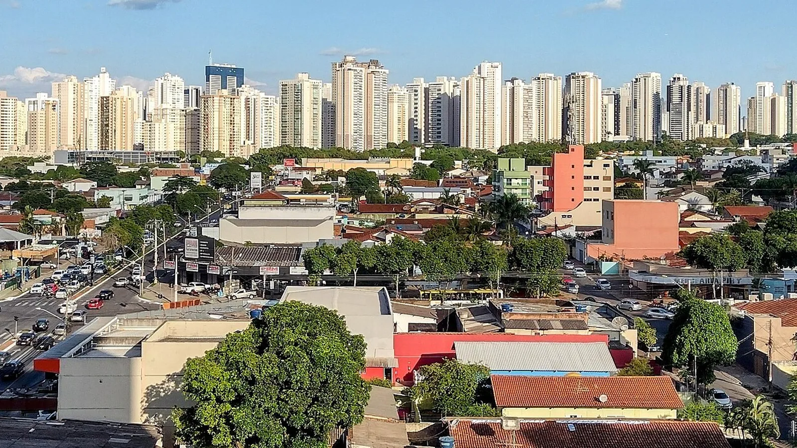 Vista panorâmica de Goiânia com bairros residenciais e edifícios no horizonte