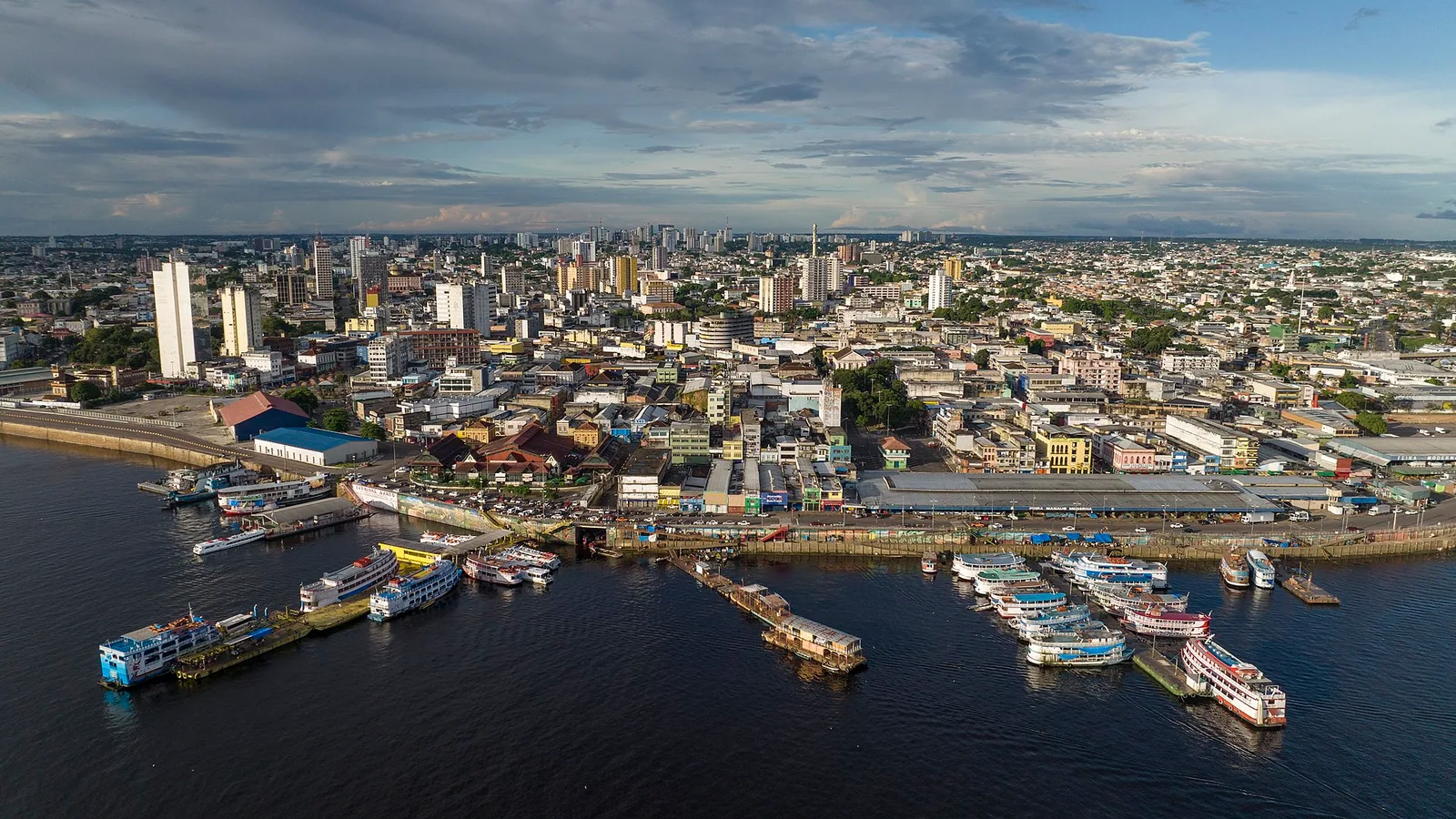 Vista aérea da área central de Manaus junto ao rio Negro