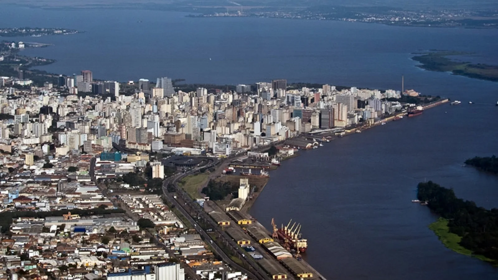 Vista aérea de Porto Alegre avançando sobre a margem do Guaíba