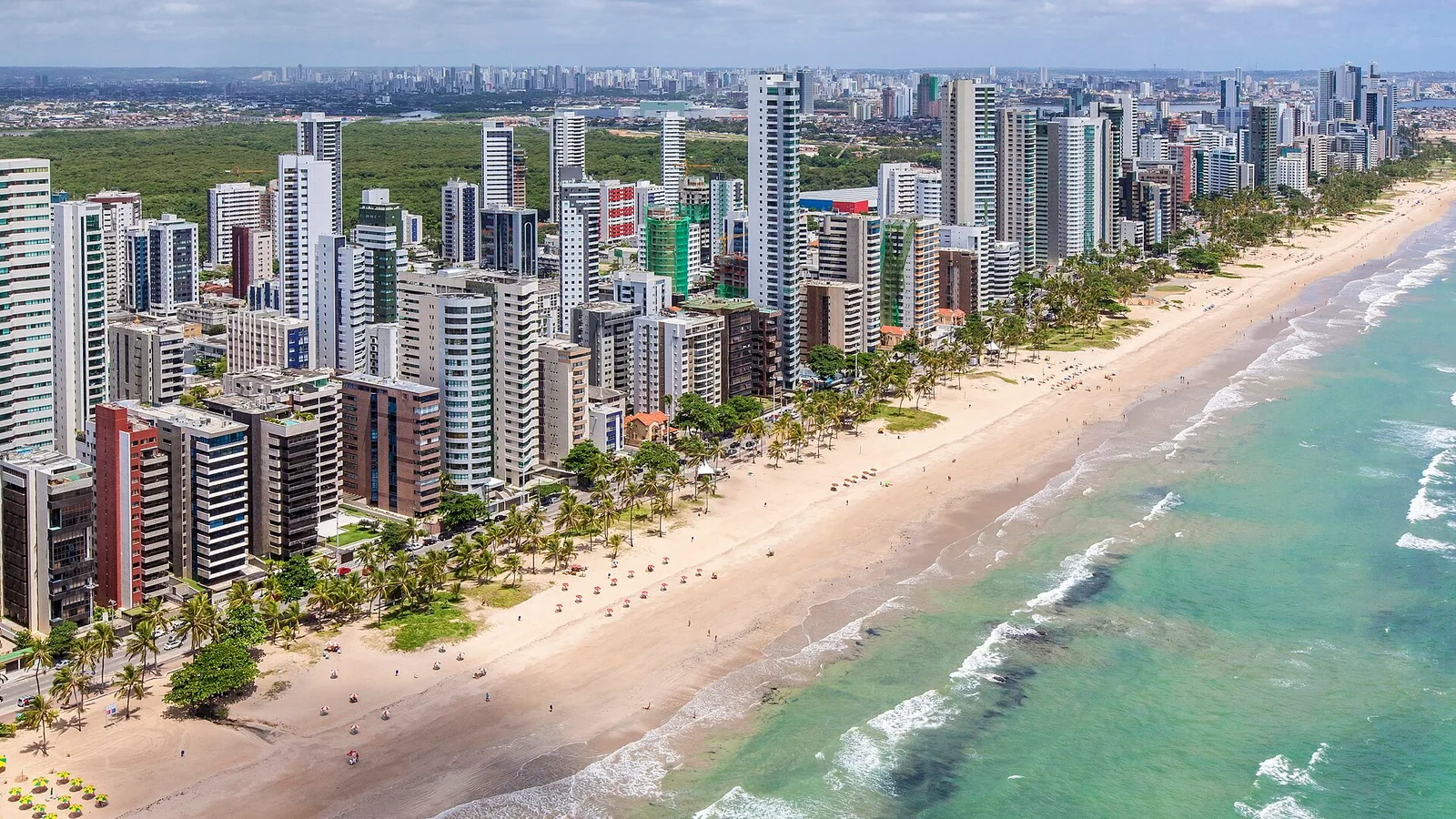 Vista aérea da avenida e da praia de Boa Viagem, no Recife