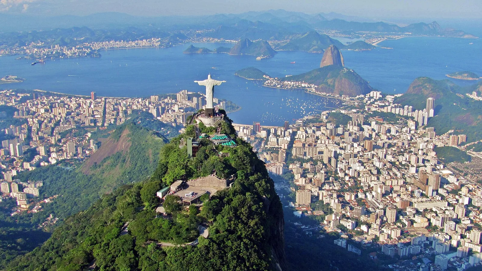 Vista aérea do Rio de Janeiro com o Cristo Redentor, a baía e o Pão de Açúcar