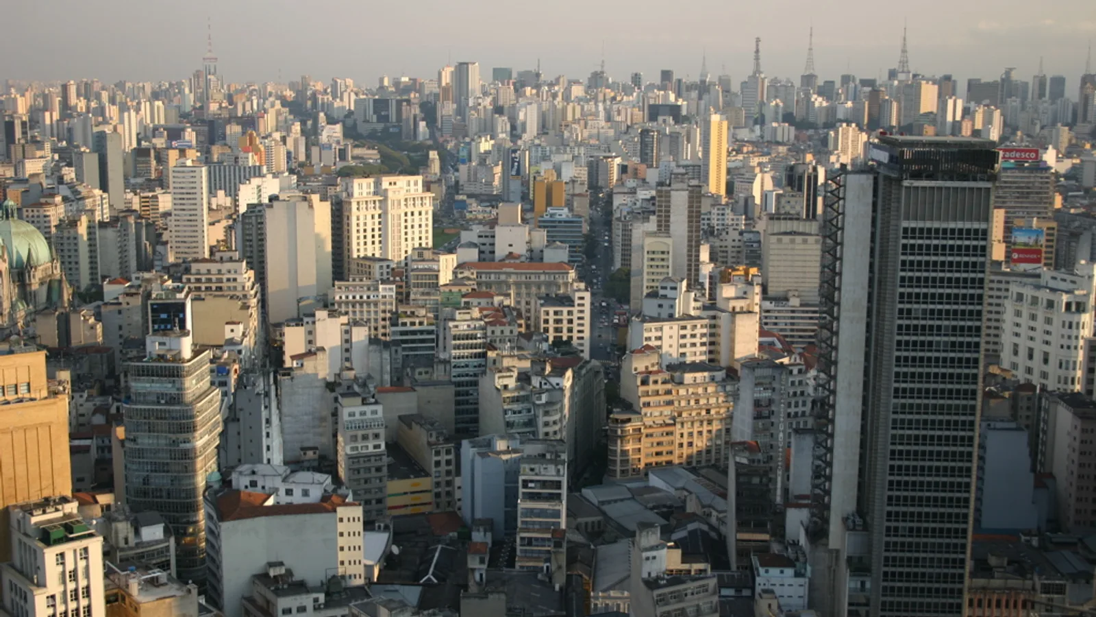 Vista panorâmica do centro expandido de São Paulo com edifícios no horizonte
